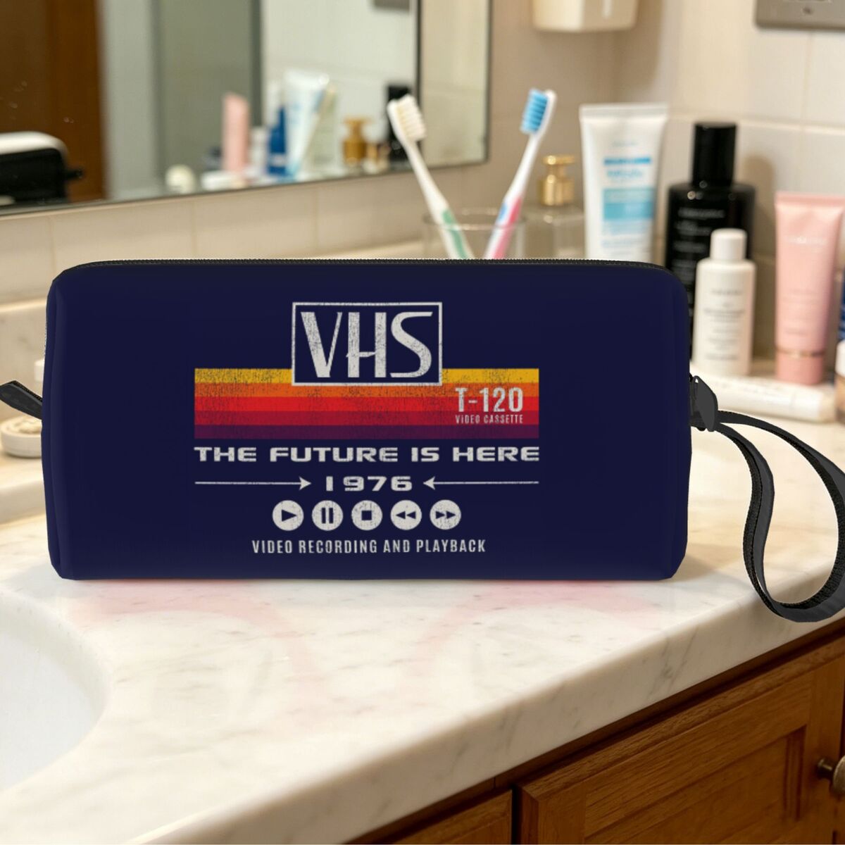 حقيبة مكياج VHS The Future Is  - مراجعة Beauty Without Makeup وسعره