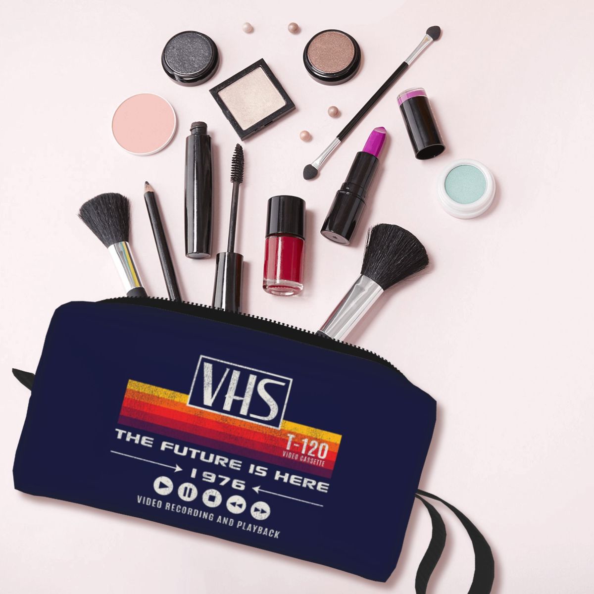 حقيبة مكياج VHS The Future Is  - مراجعة Beauty Without Makeup وسعره